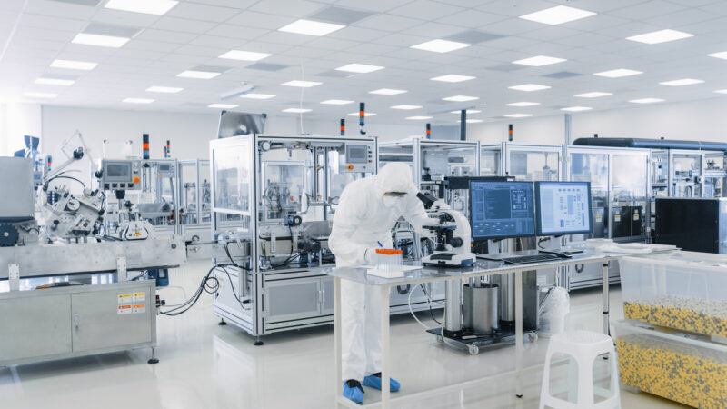 Moderne Produktionsanlage für Medikamente