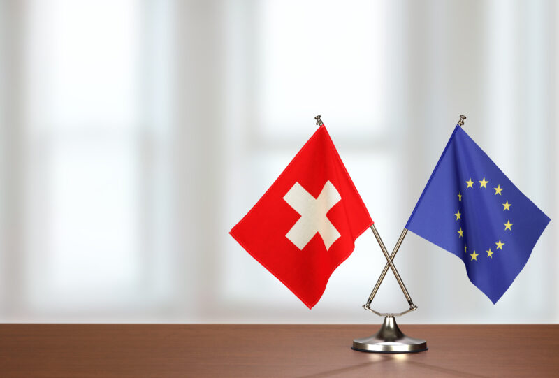 Tischfahnen der Schweiz und der EU