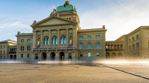 Le contre-projet à l’initiative pour un frein aux coûts fait fi de la décision du Parlement et renforce la pensée en silos