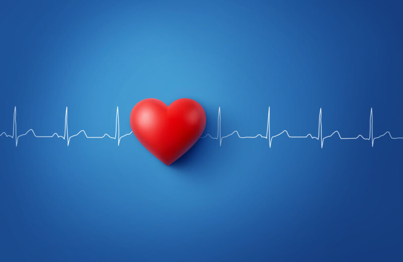 Herz mit EKG-Kurve auf blauem Hintergrund