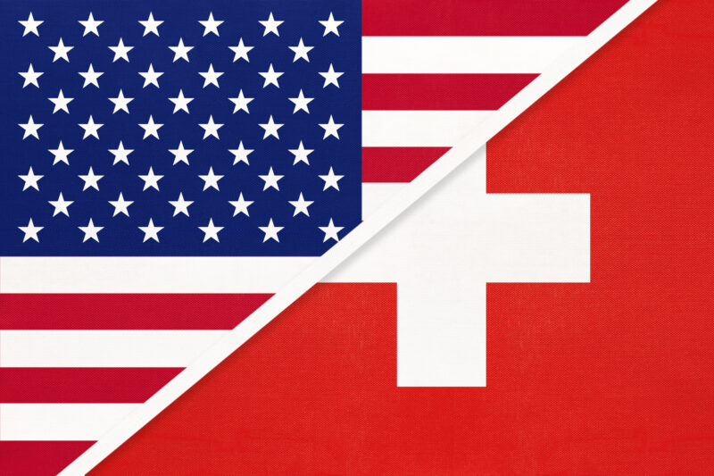 Flaggen der USA und der Schweiz