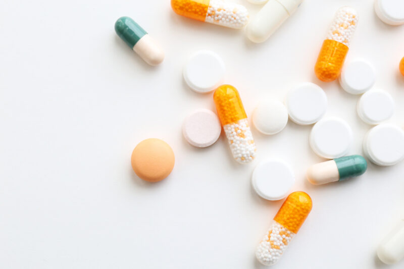 Tabletten und Kapseln auf weissem Untergrund