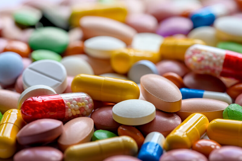Bunte Tabletten und Kapseln in Nahaufnahme