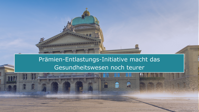 Bundeshaus mit dem Schriftzug «Prämien-Entlastungs-Initiative macht das Gesundheitswesen noch teurer»