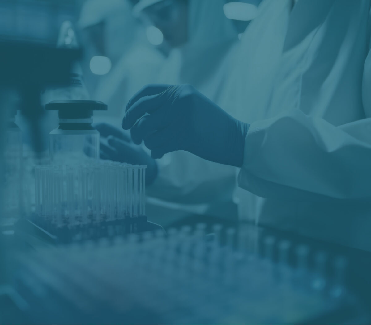 Hände mit Laborhandschuhen bei der Arbeit mit Probenfläschchen
