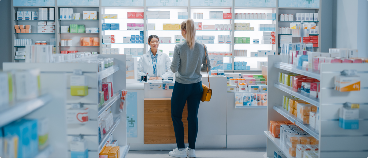 Kundschaft und Fachpersonal in einer Apotheke
